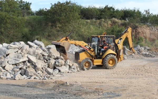Oficinas de Gobierno: realizan trabajos de recuperación de la zona de la ex-planta de hormigón