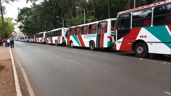 Buses rodean Municipalidad de CDE en segundo día de paro
