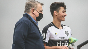 Crónica / "Tuvo la posibilidad de salir, pero su sueño es debutar en Olimpia"