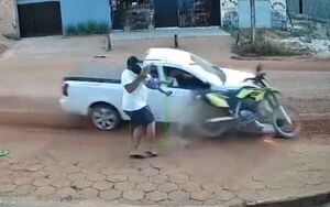 Vídeo: hombre salva a bebé de ser atropellado en Brasil - Mundo - ABC Color