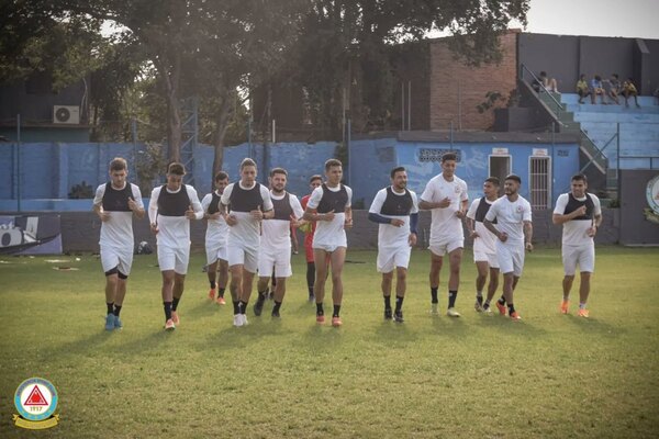Rescindió con Olimpia y fue presentado como nuevo refuerzo en Resistencia