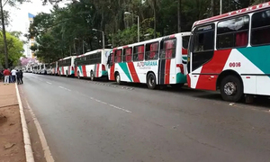 Ciudad del Este: Buses rodean Municipalidad, en segundo día de paro - OviedoPress