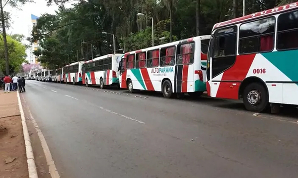 Ciudad del Este: Buses rodean Municipalidad, en segundo día de paro - OviedoPress