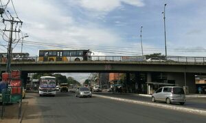 Víctima de sextorsión casi se tira de viaducto Madame Linch: Vendedores ambulantes lo salvan