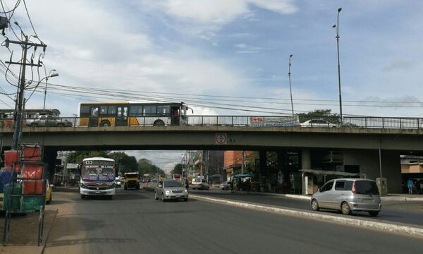 Víctima de sextorsión casi se tira de viaducto Madame Linch: Vendedores ambulantes lo salvan