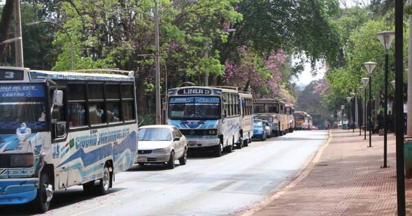 La Nación / Acordaron suba de pasaje en buses chatarra y se levantó el paro en CDE