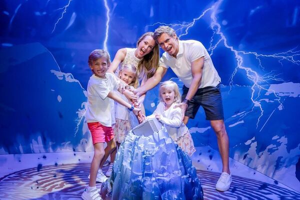 Carlos Baute y su familia se divierten en Disneyland París - Gente - ABC Color
