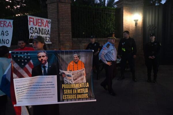 Escrache a Horacio Cartes frente a su propia casa - Política - ABC Color
