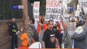 Personas autoconvocadas se manifiestan frente a la casa de Horacio Cartes | Noticias Paraguay