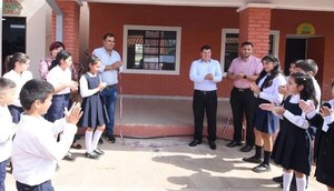 Gobernador de Caazapá inaugura dos aulas en escuela - Noticiero Paraguay