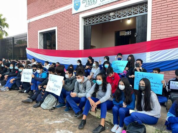 Padres y alumnos de un colegio de Caraguatay reclaman a las autoridades la falta de un director - Nacionales - ABC Color