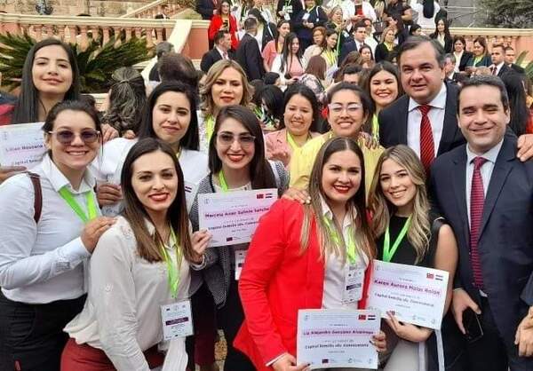 MUJERES EMPRENDEDORAS DE MISIONES QUE GANARON CONCURO «CAPITAL SEMILLA» RECIBEN PREMIOS