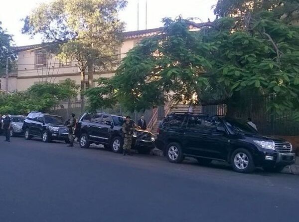 Uno de los vehículos de la comitiva presidencial sufrió un percance rutero