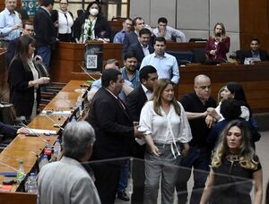 Diputados dejan en suspenso juicio a la fiscala Quiñónez tras incidentada sesión - Política - ABC Color