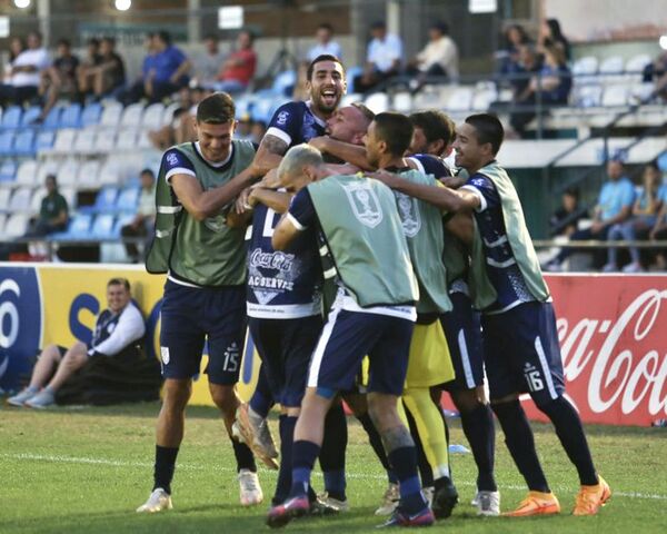 Ameliano avanza con facilidad en Copa Paraguay - Fútbol - ABC Color