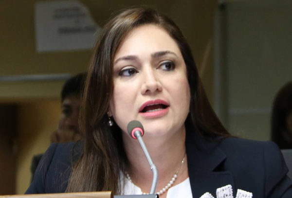 “Para llegar donde estoy no necesité mover la colita, ni a mi marido le muevo” - Noticiero Paraguay