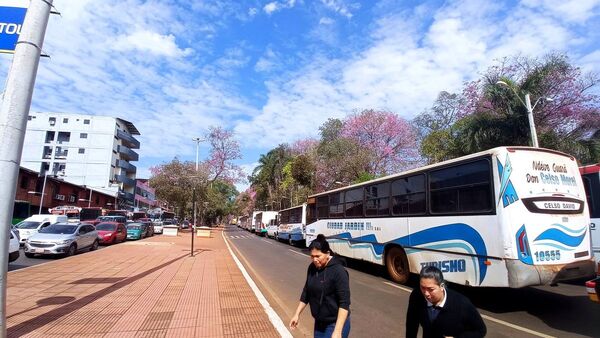 Transportistas levantan paro en CDE y tratan hoy el aumento del pasaje