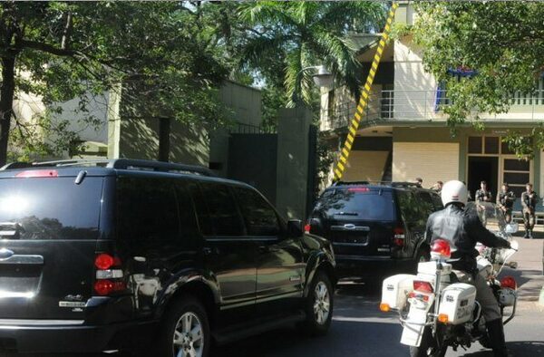 Vehículo de comitiva presidencial sufre un percance rutero