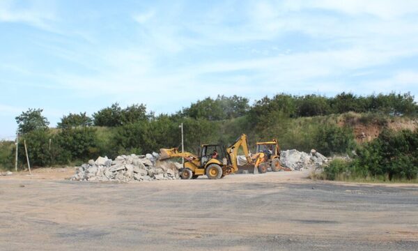 Oficinas de Gobierno: realizan trabajos de recuperación de la zona de la ex-planta de hormigón