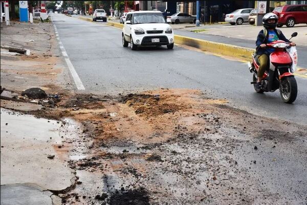 Caños rotos de Essap riegan  de agua las arterias y apeligran la circulación