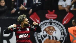 Flamengo sorprende al Corinthians de Fabián Balbuena