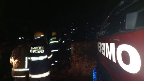Bomberos voluntarios controlan incendio en la Chacarita
