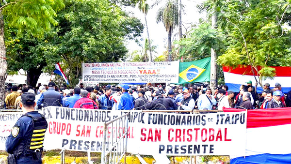 Extrabajadores de la Itaipu Binacional se movilizan hoy frente al Parlamento - La Clave