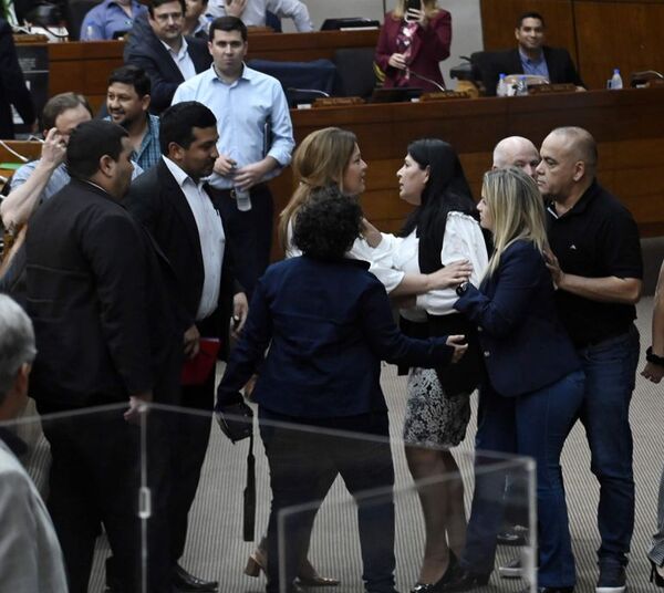 Juicio político a Quiñónez: cartistas piden sesión extra para el mediodía - Política - ABC Color