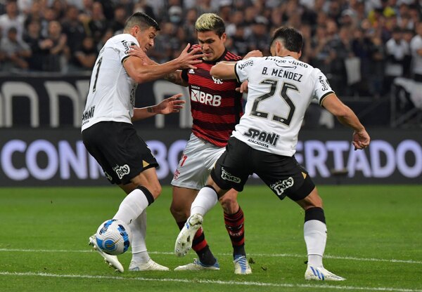 Flamengo da el primer golpe ante el Corinthians de Fabián Balbuena