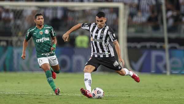 Mineiro de Junior Alonso ante Palmeiras de Gustavo Gómez