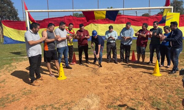 Realizan palada inicial para mejorar empastado en cancha de Ciudad Nueva