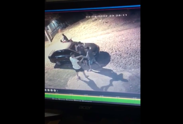 Diario HOY | VIDEO| Dos jóvenes reducen a golpes a asaltante