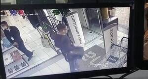 Crónica / [VIDEO] Se sentó a su lado en un restaurante y le robó la mochila