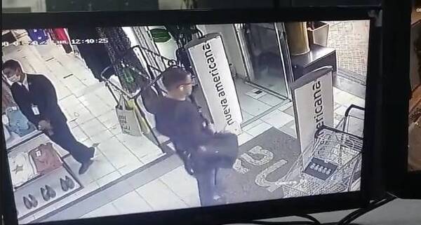 Crónica / [VIDEO] Se sentó a su lado en un restaurante y le robó la mochila