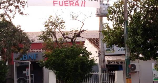 La Nación / “Hugo Velázquez bandido, vende patria”, el caluroso recibimiento al colorado en Ypané