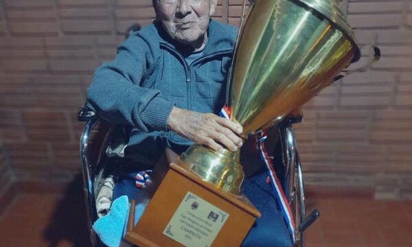 Muestran trofeo a fundador del club Minga Guazú