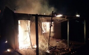 Fuego consumió anoche una vivienda