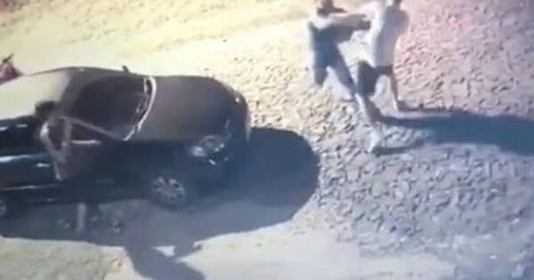 La Nación / Jóvenes reducen a golpes a un motochorro en Ciudad del Este