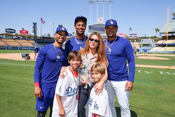 Shakira y sus hijos fueron a ver a los Dodgers en Los Ángeles - Gente - ABC Color