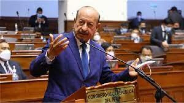 Tercer vicepresidente del Congreso de Perú renuncia tras condena por corrupción