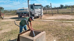 Instituciones asisten con agua potable a comunidades del Chaco afectadas por sequía - .::Agencia IP::.