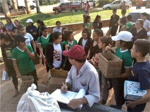 Escolares reciben pollitos para impulsar proyecto “Hambre Cero” en Yaguarón - Nacionales - ABC Color