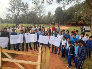 Cierran institución educativa en reclamo de rubros y nombramiento de una docente - Nacionales - ABC Color
