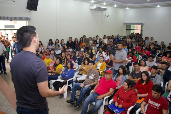 Más de 500 jóvenes de Caaguazú firman renovación de Becas de la SNJ