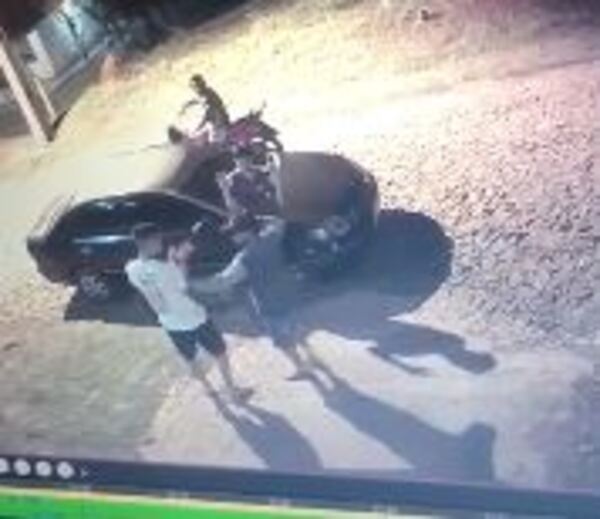 Jóvenes reducen a golpes a “motochorro” - Noticde.com