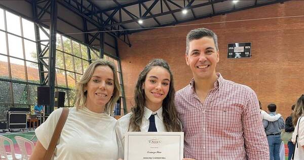 La Nación / Santiago Peña muestra con orgullo el flamante logro de su hija