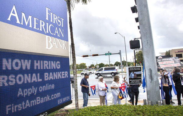 Cubanos protestan en un banco de EE.UU. que "facilita operaciones al régimen" - MarketData