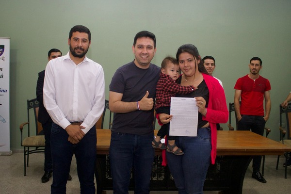 Más de 500 jóvenes de Caaguazú firman renovación de Becas Juventud - .::Agencia IP::.