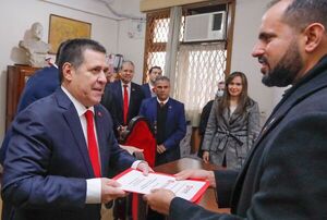 Corte admite desistimiento de Cartes y entierra causa sobre banca en el Senado  - Política - ABC Color