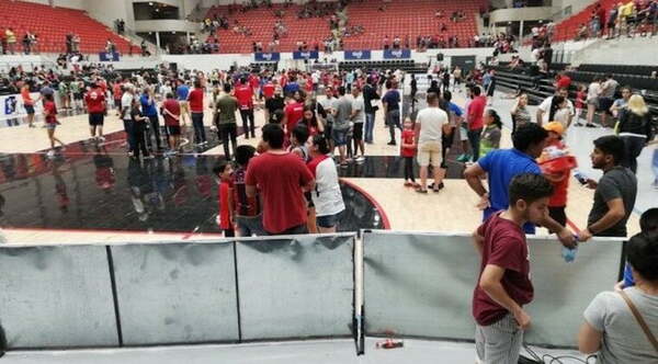 Condenan a nueve años de cárcel a cinco personas por la muerte de un hincha - Noticiero Paraguay